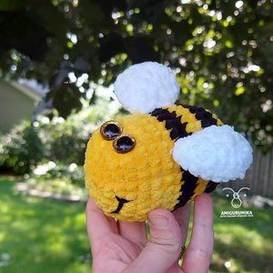 plushie bee handmade and suitable for kids to enjoy